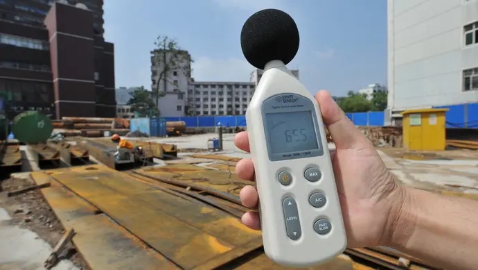 1/4城市睡在（zài）噪音裏 噪聲汙染豈能成治汙盲（máng）點